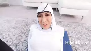 مساعدة الحجاب فاتنة تقوية عضلاتها بعقب