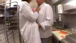 النادلة العربية تضاجع الشيف في مطعمه !!! الهواة الفرنسية