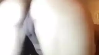 امرأة عارية تلعب مع حفرة لها بينما يقوم صديقها بعمل فيديو لها
