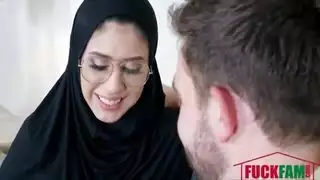 مسلمة محجبة تمص الزب وتتناك في طيزها البيضاء