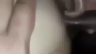 لطخت الفازلين على مؤخرة الزوجة قبل ممارسة الجنس الشرجي