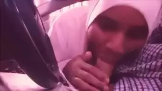 محجبة تمص امريكي حتى القذف في حلقها النجس