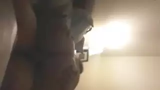 الأميرة العربية تركب شقيقها إلى