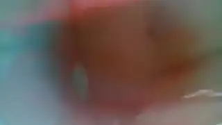 مفيش امتع من الاحمر الشفاف على جسم اللبوه اللى بتهيج جوزها المسافر بعرض نيك