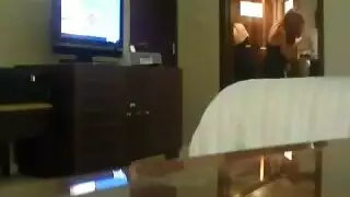 بنت من السعودية تقوم بإغراء عامل الفندق عشان ينيكها