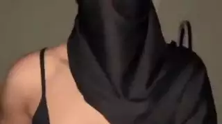 ندف الحجاب منفردا • فتاة مسلمة تستحوذ على صدرها العربي مثل وقحة سيئة جائعة للثدي
