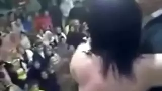 عيلين ولاد لبوه مش راحمين المتناكه اللى تحت منهم ونازلين فشخ فيها وهيا توحوح ومتكيفه