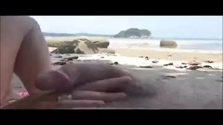 كوبل أجنبي ساخن يمارسون السكس على شاطئ العراة