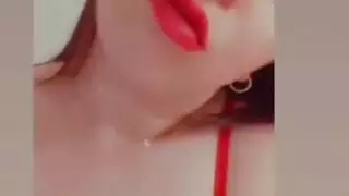 قحبة عربية تغني و تقول احب مين يمصلي طيزي نااار