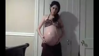 سيدة عربية حامل على كاميرا ويب