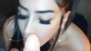 يحب مص الثدي العربي الكبير