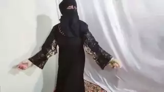 فتاة عربية مثيرة ترقص بشكل مثير وهي ترتدي الحجاب الأسود في المنزل، ديسي هندية وقحة أمروزيا تتحرك الثدي والحمار ترقص على الموسيقى العربية