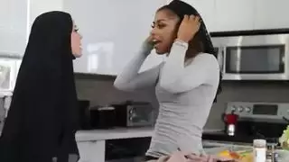 زوجة زوجة قرنية تأكل كس أخيه العربي