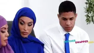 حتى ستيفن (الجبهة تجعل الأمر مسألة عائلية) فيفيان ديسيلفا، مصر الرسمية، إيثان سيكس، مايك أوكس
