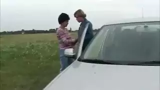 امرأة سمراء كبيرة الصدر مارس الجنس من الصعب في السيارة