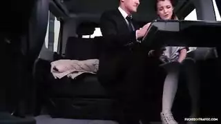 يمارس السائق الجنس مع امرأة شابة بحملة صغيرة ولكنها مستديرة