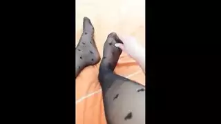 تدليك القدم في لباس ضيق
