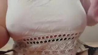 اللعب مع حلماتي الكبيرة