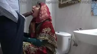 زوجة مسلمة تركية شهوانية تلتقي بمهاجر أسود في المراحيض العامة