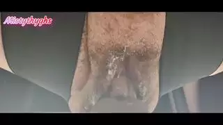 إنه يعطي الكثير من القضيب لهؤلاء الفتيات الصغيرات اللطيفات جدًا