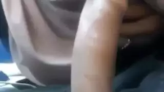 زوجة محجبة ترضع الزب في السيارة