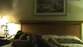 يشبه جبهة مورو الغريبة مع المغفلين الكبيرة بالإصبع كس في غرفة الفندق أثناء ممارسة الجنس.
