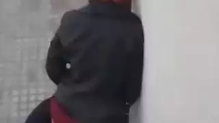 مراهقون عرب يحاولون ممارسة الجنس في مكان عام