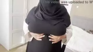 وأظهرت زوجة الصديق العربية الثدي
