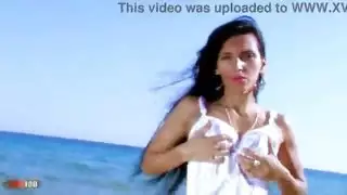 امرأة سمراء عربية في الجبهة العربية بيتينا كوكس تجريد على الشاطئ