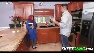 سكس عربي خادمة محجبة هيجت صاحب المنزل