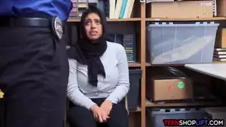 مراهق عربي بزاز كبيرة تم القبض عليه وهو يسرق من قبل الأمن