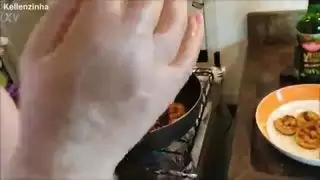 تناول الروبيان أكمل على اللون الأحمر