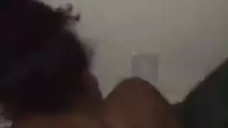 امرأة مع جوارب سوداء تحصل مارس الجنس في سريرها وتسقط الرطب ، بينما كومينغ.