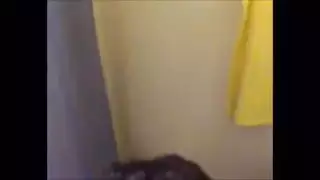 امرأة تركية تربي الطيور في