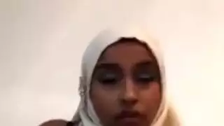 لبوه اوى سمرا وهايجه من اسوان كسها مولع بتريحه بطريقتها