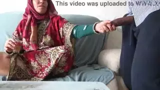 زوجة مسلمة تركية مطلقة تستأجر غرفة إلى مهاجر أسود في لندن