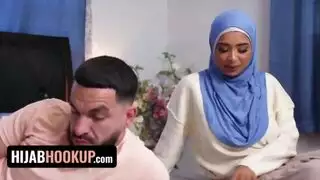 صديقة الحجاب تفقد عذريتها في عيد الميلاد - ربط الحجاب