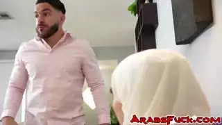 أخت العربية يعطي اللسان سيئة