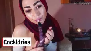 فتاة الحجاب العربية تمتص ديك