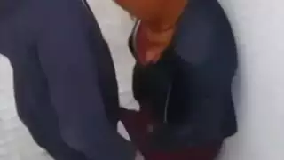 التقطت الكاميرا الخفية امرأة في الحجاب امتص صديق في الشارع