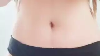 تدليك ساخن من ثدي رعاة البقر الكبير في البيكيني الأسود