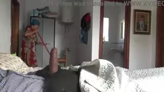 خادمة فندق تركية لا تخاف عندما يظهر ضيف أمريكي قضيبه الأسود الكبير