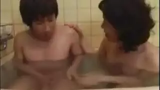 فتاة يابانية ساخنة الحصول على عارية على السرير أنبوب الإباحية الحرة