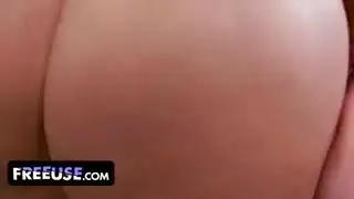 سعي زوجة الأب اليائس للحصول على المال ينتهي بحلم رطب بديك ابن الزوج الضخم الذي يقتحم داخلها