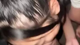 تتصل والدتها أثناء استخدامي لحلقها