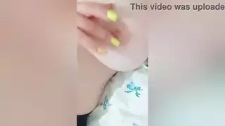 قررت خجولة اللعب مع ثديها الكبير في الصباح
