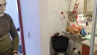 يتسلل 