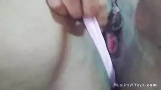 الحجاب قرنية العربية جبهة تحرير مورو الإسلامية زوجة يستمني التدفق كس إلى النشوة الجنسية الرطبة بينما الزوج يصلي في غرفة أخرى