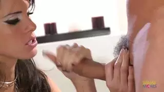 العاهرة السمراء ذات الثدي الكبير تضع فمها على قضيبك وتمتصه
