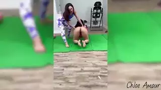 سارة العربية فاتنة الثدي الكبيرة تحصل على أكثر من مجرد امتداد مع عشيقة تمتد كلوي أمور وحزامها الكبير